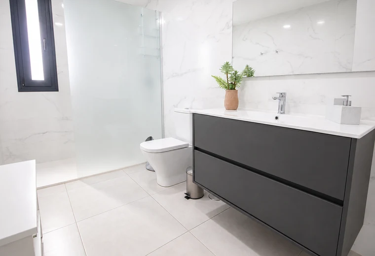 Baño moderno con ducha