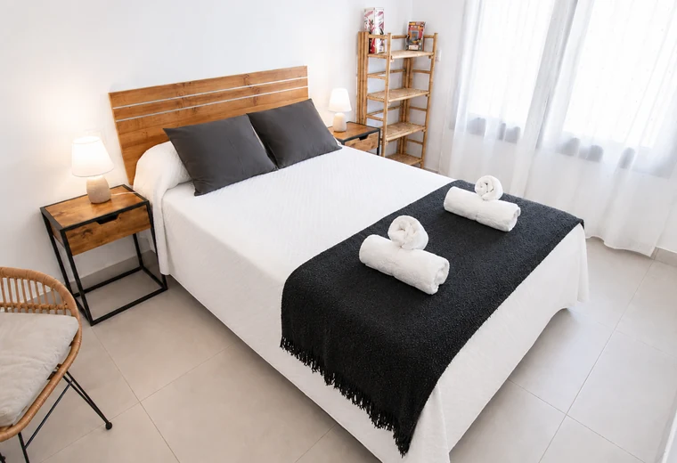 Dormitorio con cama doble y ventana