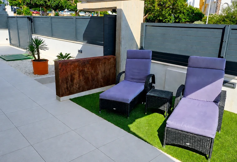 Terraza con tumbonas