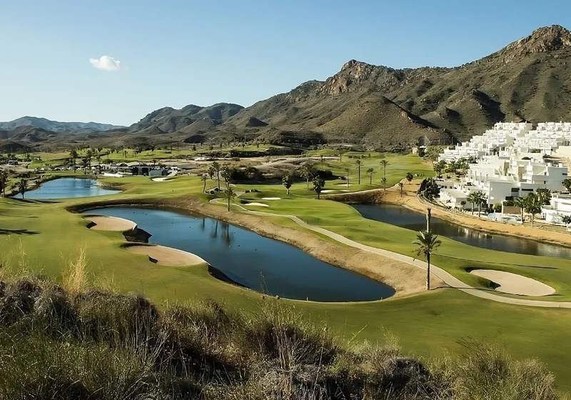 Aguilón Golf rodeado de montañas