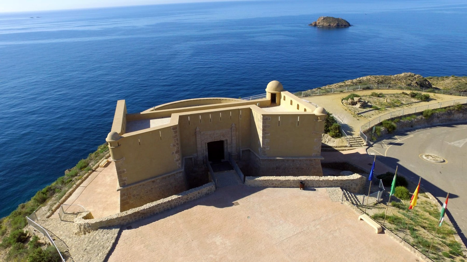 Castillo de San Juan de los Terreros con vistas al mar