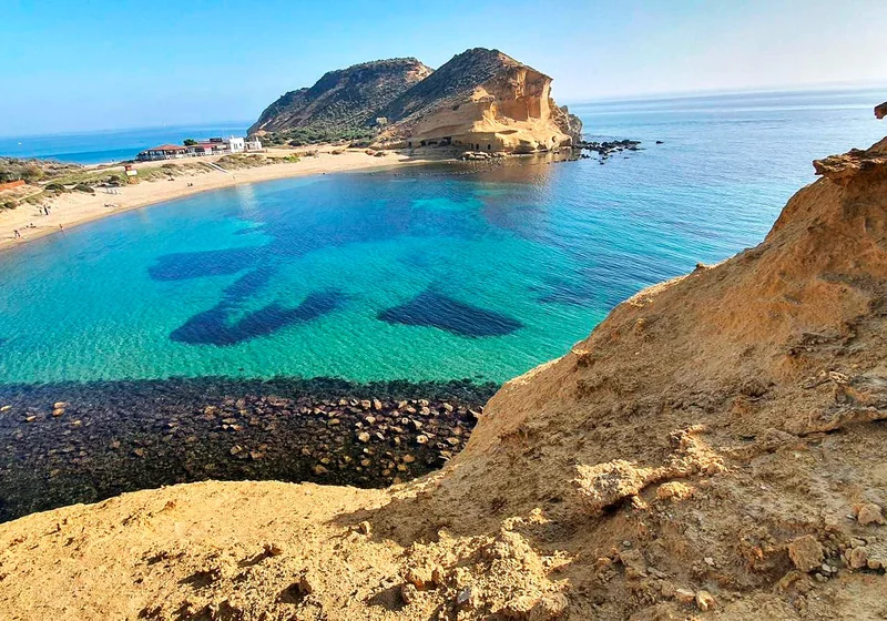 Playa de los Cocedores con aguas cristalinas